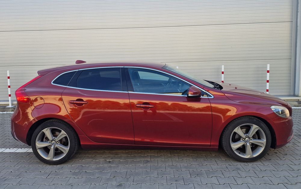 V40, 1.6d, keyless go, clima, cameră, navigatie, jante 17', pilot