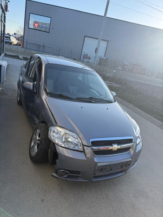 Proprietar,vand Chevrolet Aveo avariat an 2010 , 49200 km