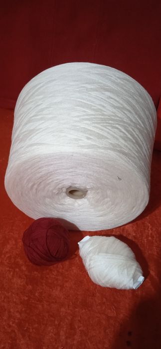 Подушки перовые, ковёр большойзанавески новые,бабина пряжи полушерстян