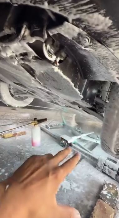 Damkirat moshinani tagini ko'tarib yuvadigan damkirat