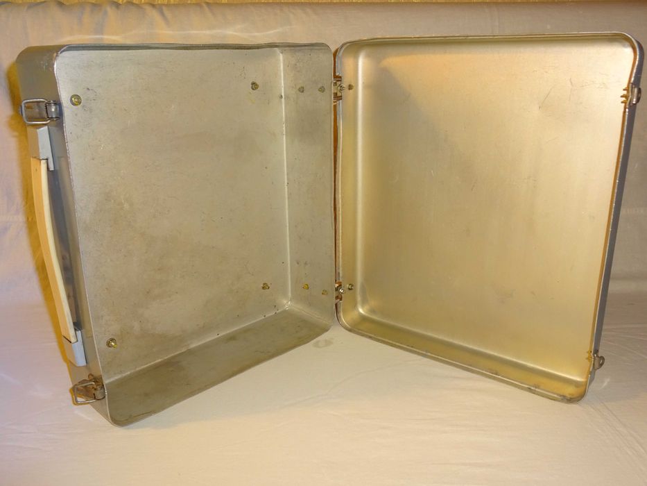 Ящик - кейс металлический (СССР) - продам.