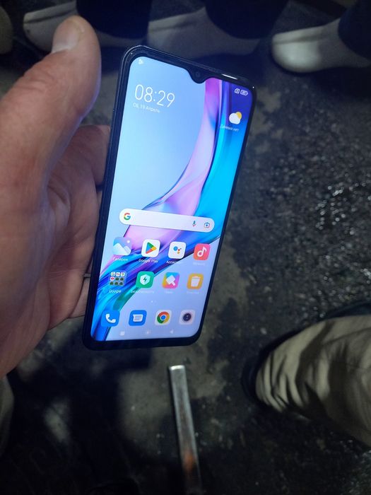 Redmi 9 holati yahshi aybi yo'q 32GB hotira 2 sim karta imeyka bo'gan.