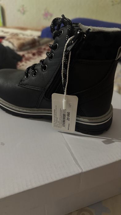 Продам детские ботинки