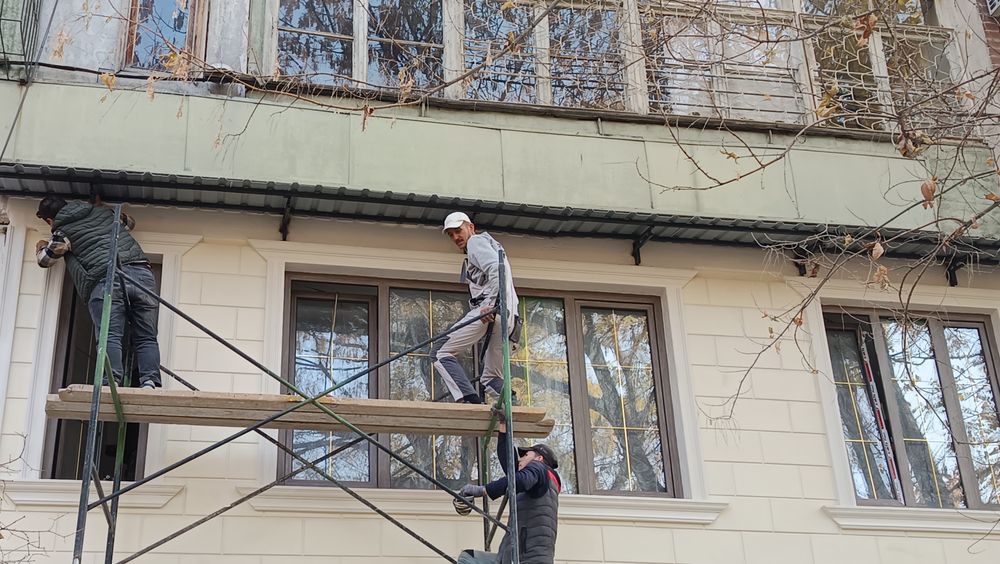 Козырьки и бельевые ролики. Решётки на окна.