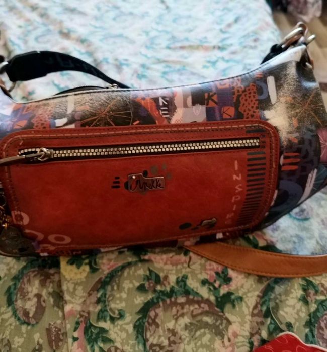 Продавам много запазена чанта Anekke