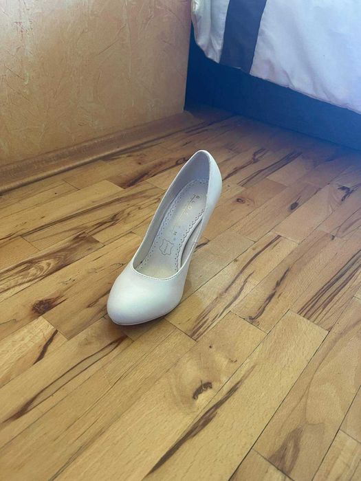 Обувки на ток цвят бял