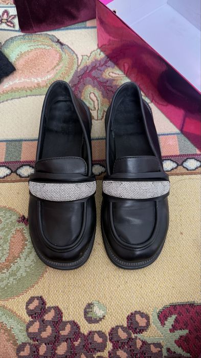 Аяқ киімдер сатылады