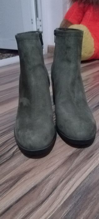 Botine cu toc patrat