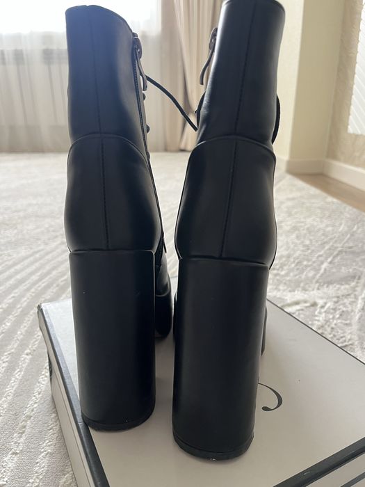 Стильные чёрные ботинки на платформе и каблуке