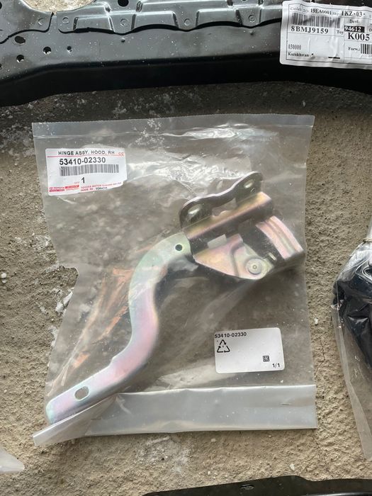 Петля капота Тойота Каролла 2018