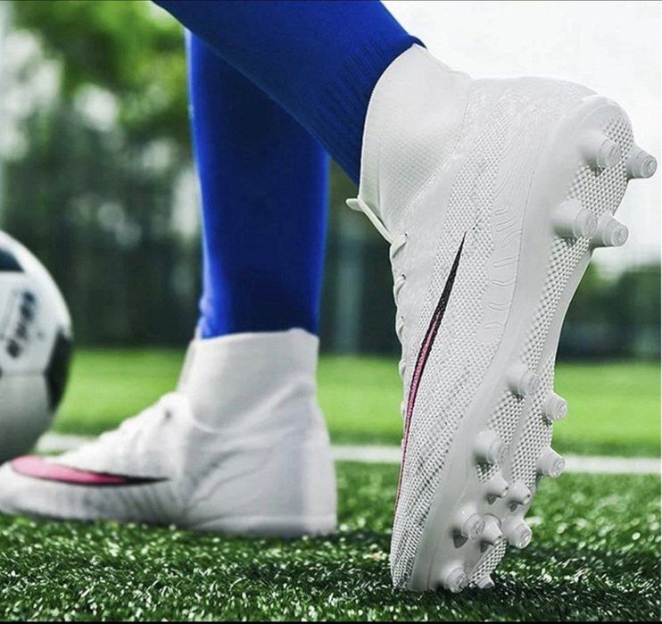 RURAN Men's Soccer Shoes Size 9.5 or 40