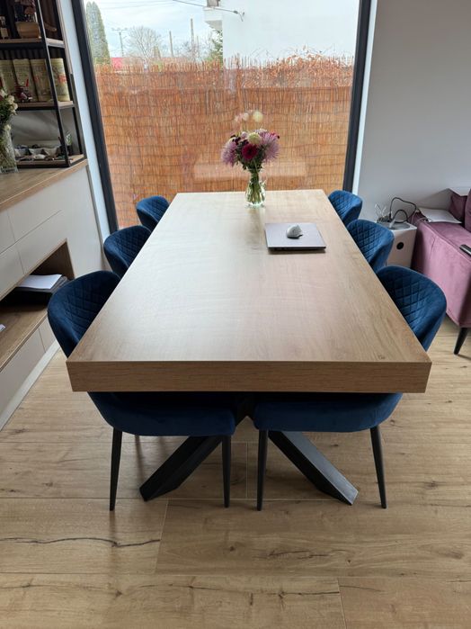 Vând masa cu baza metalică pentru living sau bucătărie și 6 scaune