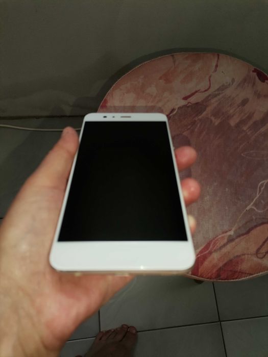 продавам смартфон huawei p10 lite