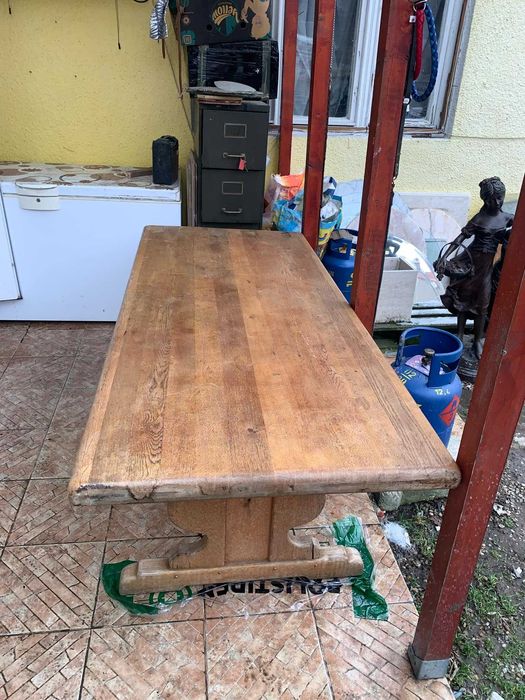 Masa cu blat din lemn masiv cu patru scaune inbracate in piele alba