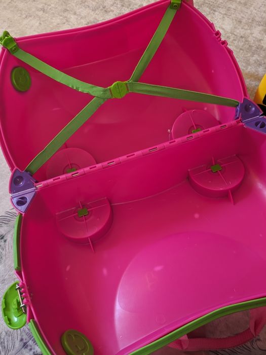 Детски куфар с колелца Тринки