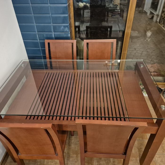 Трапезарна маса с 4 стола, масивно дърво, цвят череша.