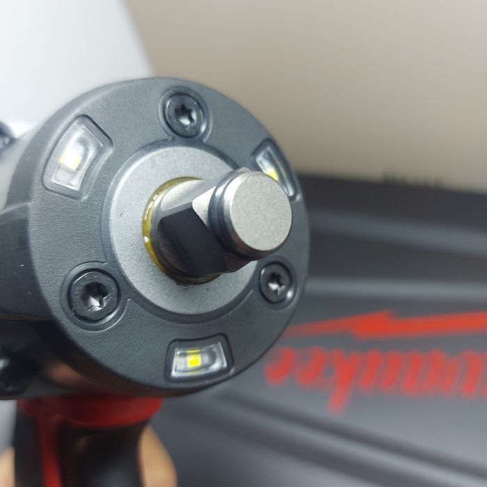 ПРОМОЦИЯ.Мощен гайковерт Milwaukee M18 FMTIW2F12-0