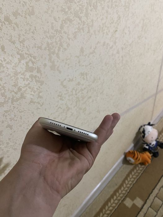 Белый Айфон 11..