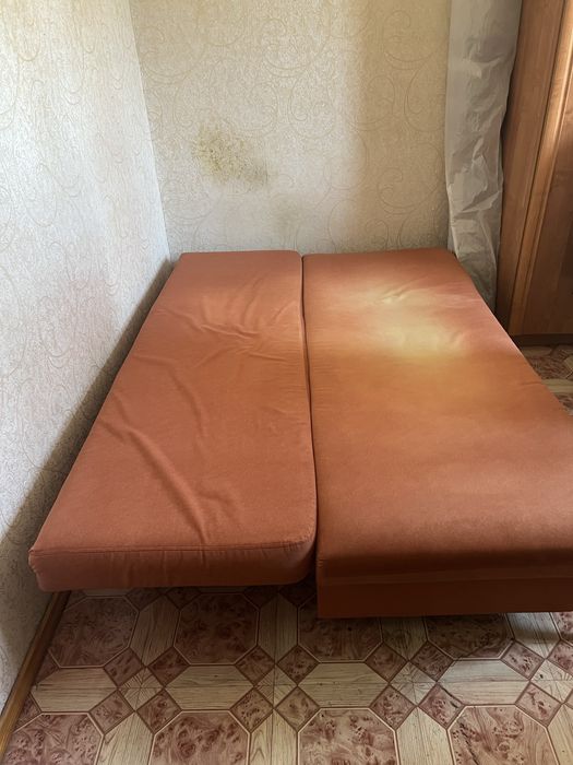 Диван есть ящик для хронения вещей