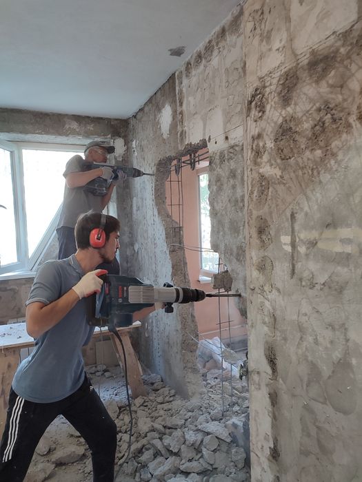 Демонтаж стены кафеля стяжки