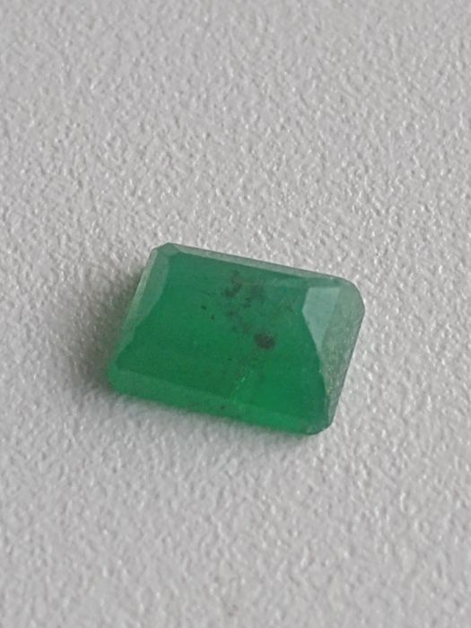 Изумруд с наситен цвят