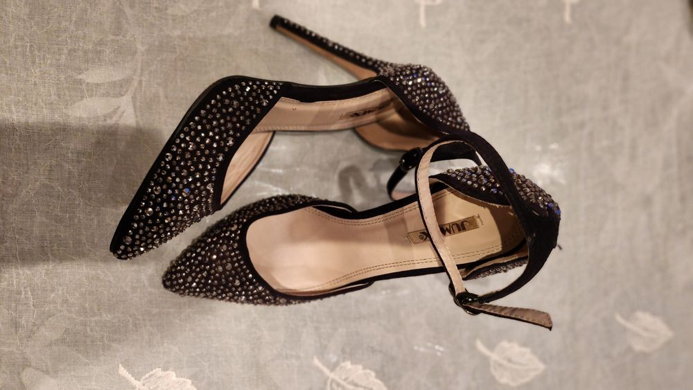 Блестящи обувки с висок ток