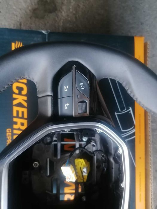 Продавам оригинален кожен мулти волан за Пежо 208. 2008 2019 г.