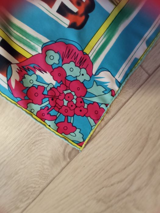 Продам женский платок 85/85см