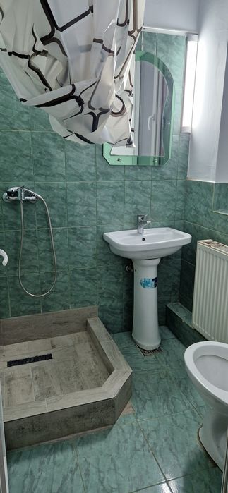 De ichiriat etaj cu 9 camere ,cu 2,3,4,5 paturi/camera