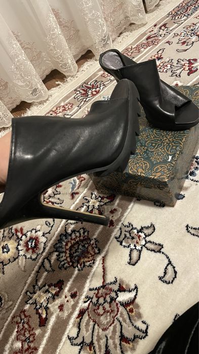 Летние босоножки  на каблуках