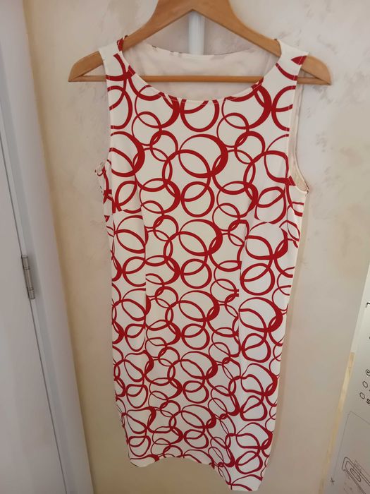 Права рокля без ръкав в бяло и червено