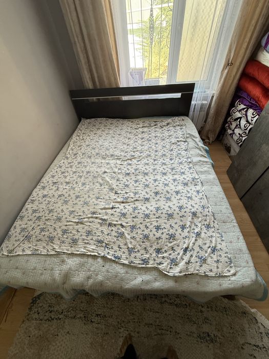 Продам кровать состояние средний ,.