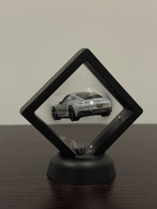 Cadru 3D cu macheta auto in centru