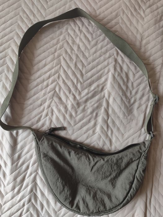 Тъмнозелена чанта през рамо Uniqlo