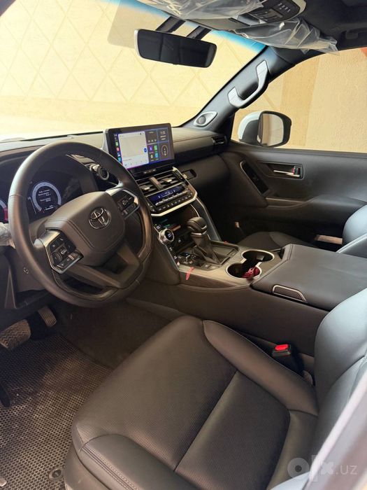 Toyota Land Cruiser 300 Hybrid 2026 |