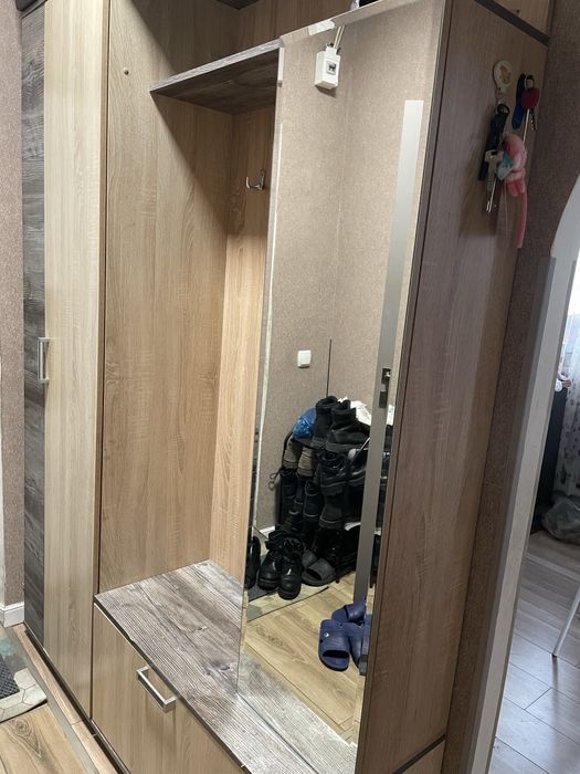 Шкаф в прихожую, срочно. Состояние идеальное