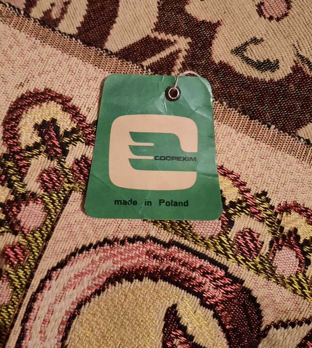 Продаются: 2 новых гобеленовых покрывала.