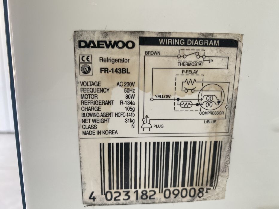 Син малък хладилник 48см широк