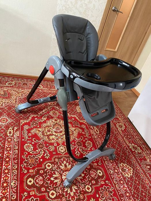 Стульчик для детей и коляска с автокреслом