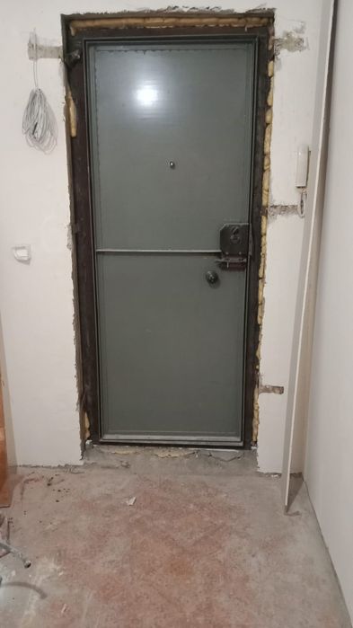 Срочно продам железную дверь