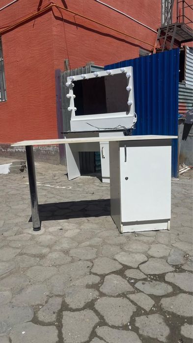 Маникюрный стол (белый)