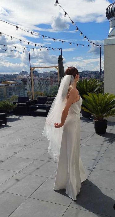 Rochie ivory 2 în 1,decoltată;Include și partea externa din tul,ușoară