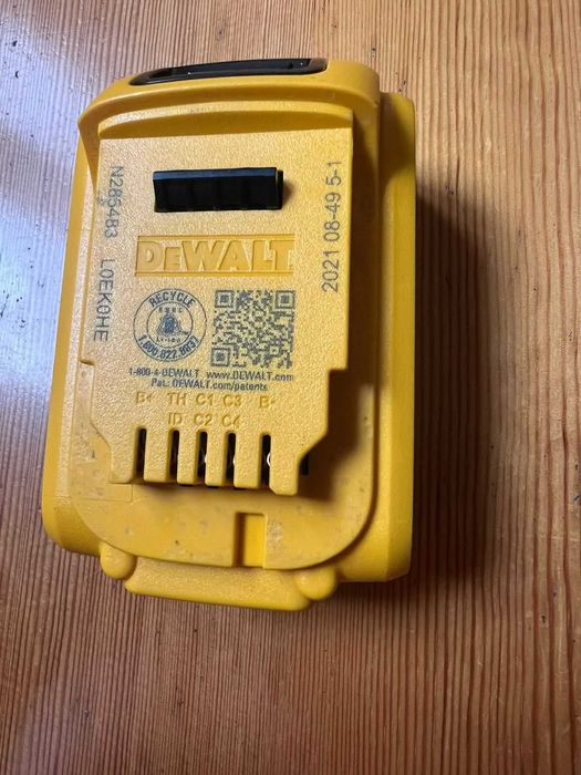 Аккумулятор Dewalt Девольт DCB204 4Ah б/у
