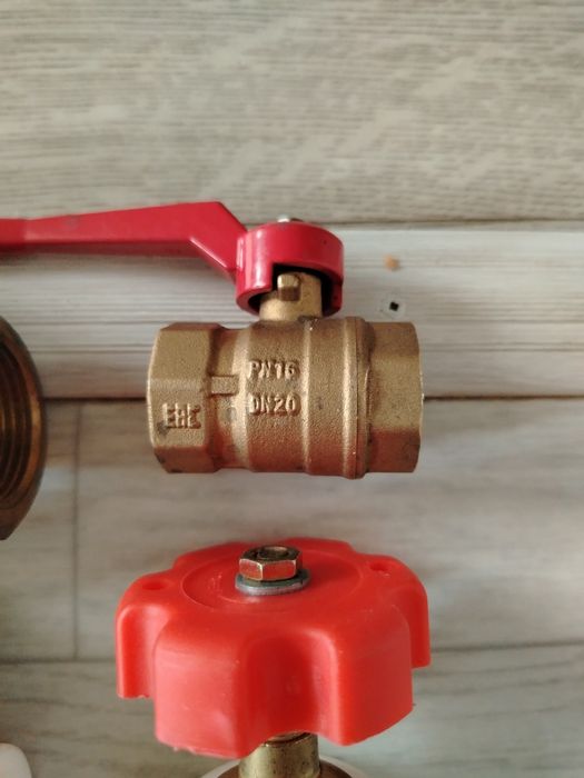 Продам краны пластик