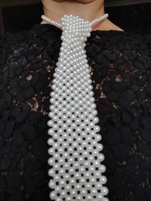 Естравагантно перлено колие, Ново