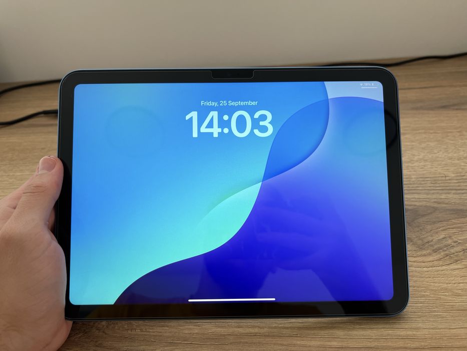 iPad 10th Generation 64GB + Писалка и Два калъфа