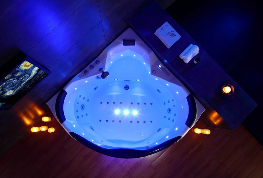 Cadă cu hidromasaj LuxEos 155x155 cm – 43 duze, LED, Bluetooth, ozon!