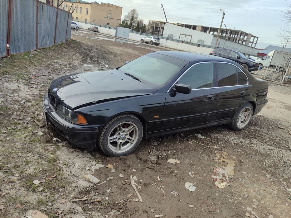 Автомобиль БМВ е 39