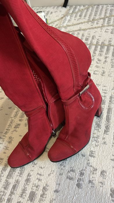 Продаются женские сапоги