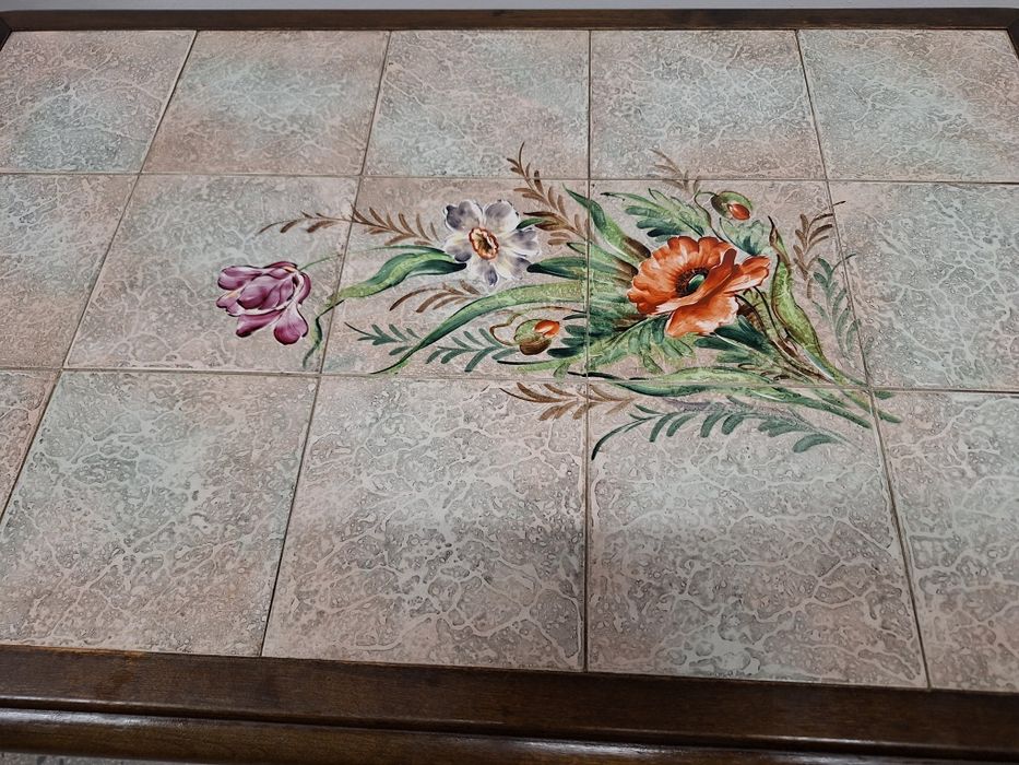 Винтидж маса за всекидневна с плочки